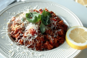 Rode pasta saus met gepofte tomaten